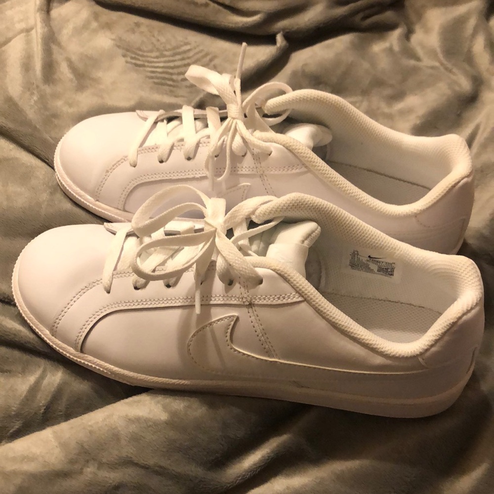 “Like New” White Nike Shoes